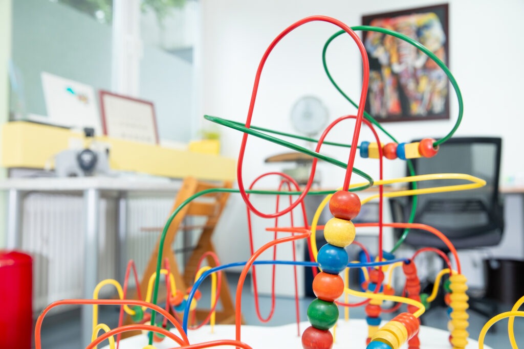 Nahaufnahme eines Drahtspielzeugs.