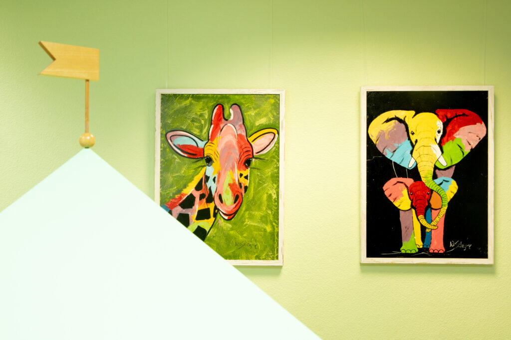 Mehrere bunte Gemälde von afrikanischen Tieren.