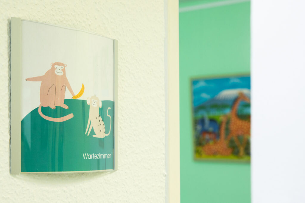 Nahaufnahme des Wartezimmerschildes.