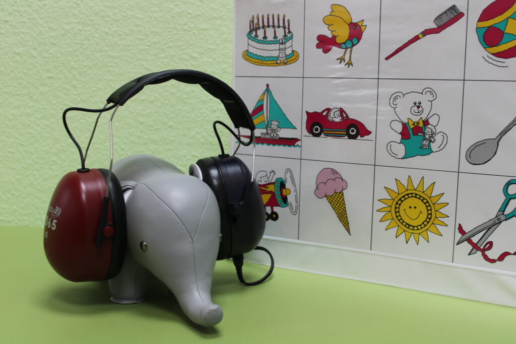 Nahaufnahme des Praxismaskottchens beim Hörtest.